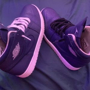 These are Jordan 1 navy blues and I do not want them anymore